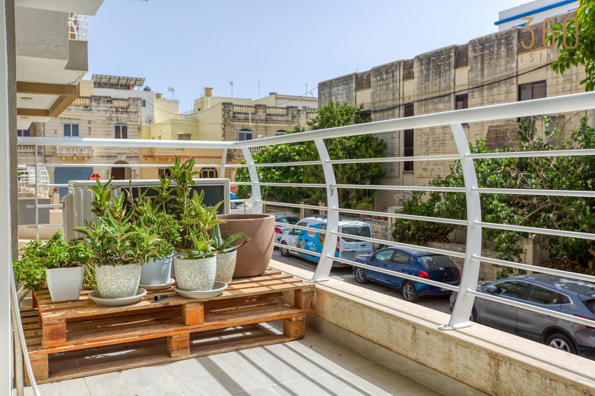 Designer 1br With Private Balcony In By 360 Estates Apartment *